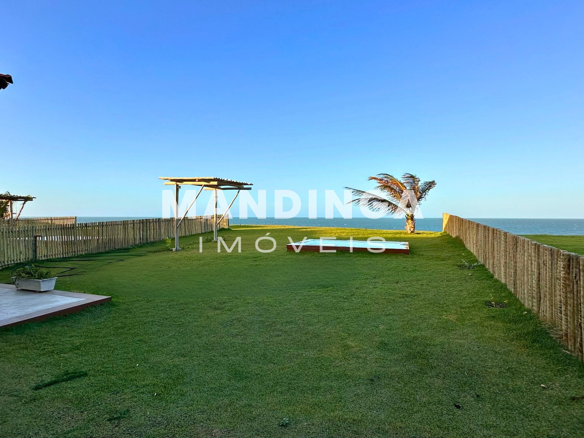 Casa de 2 suítes com potencial de reforma — Praia do Retirinho, Aracati