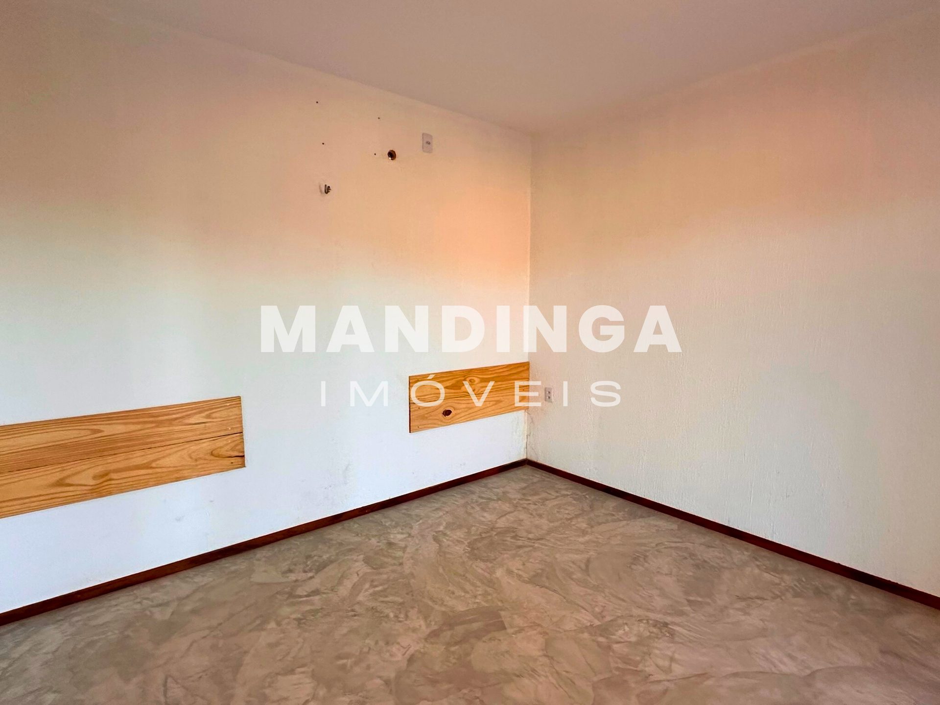 Casa de 2 suítes com potencial de reforma — Praia do Retirinho, Aracati
