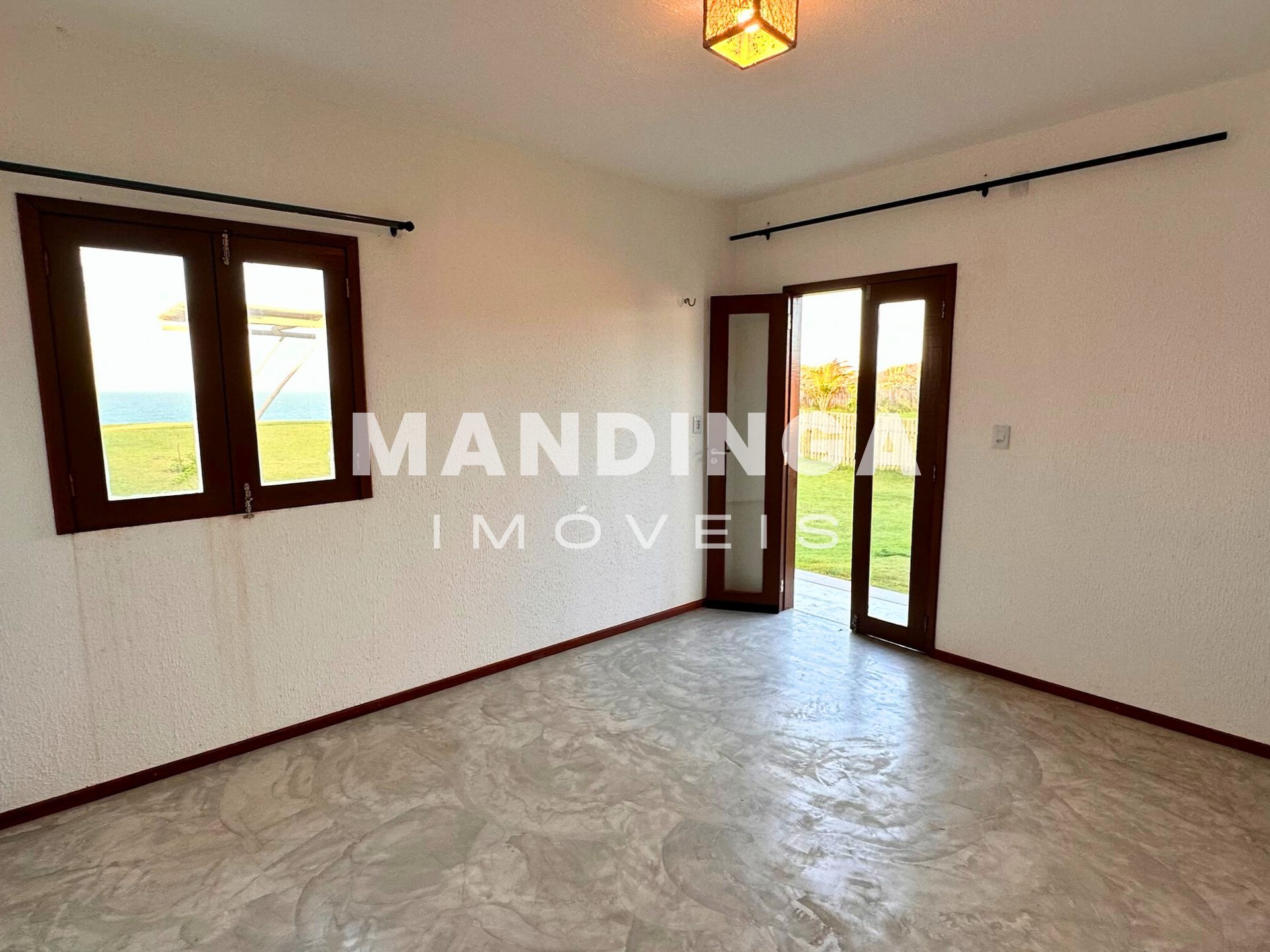 Casa de 2 suítes com potencial de reforma — Praia do Retirinho, Aracati