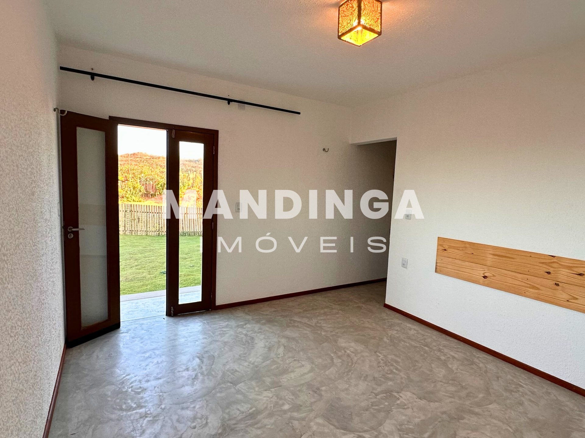 Casa de 2 suítes com potencial de reforma — Praia do Retirinho, Aracati