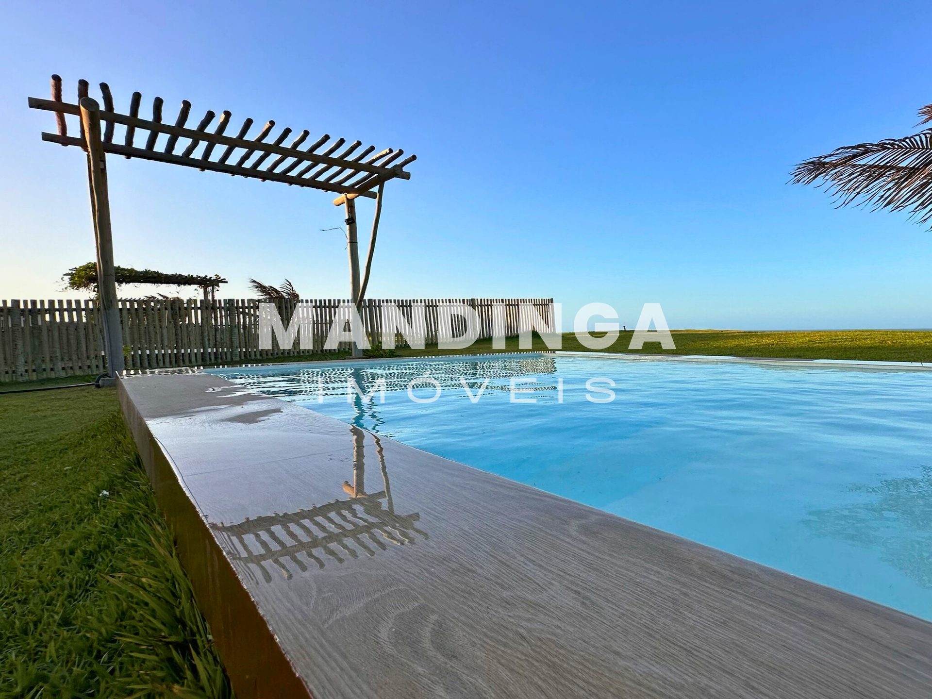 Casa de 2 suítes com potencial de reforma — Praia do Retirinho, Aracati