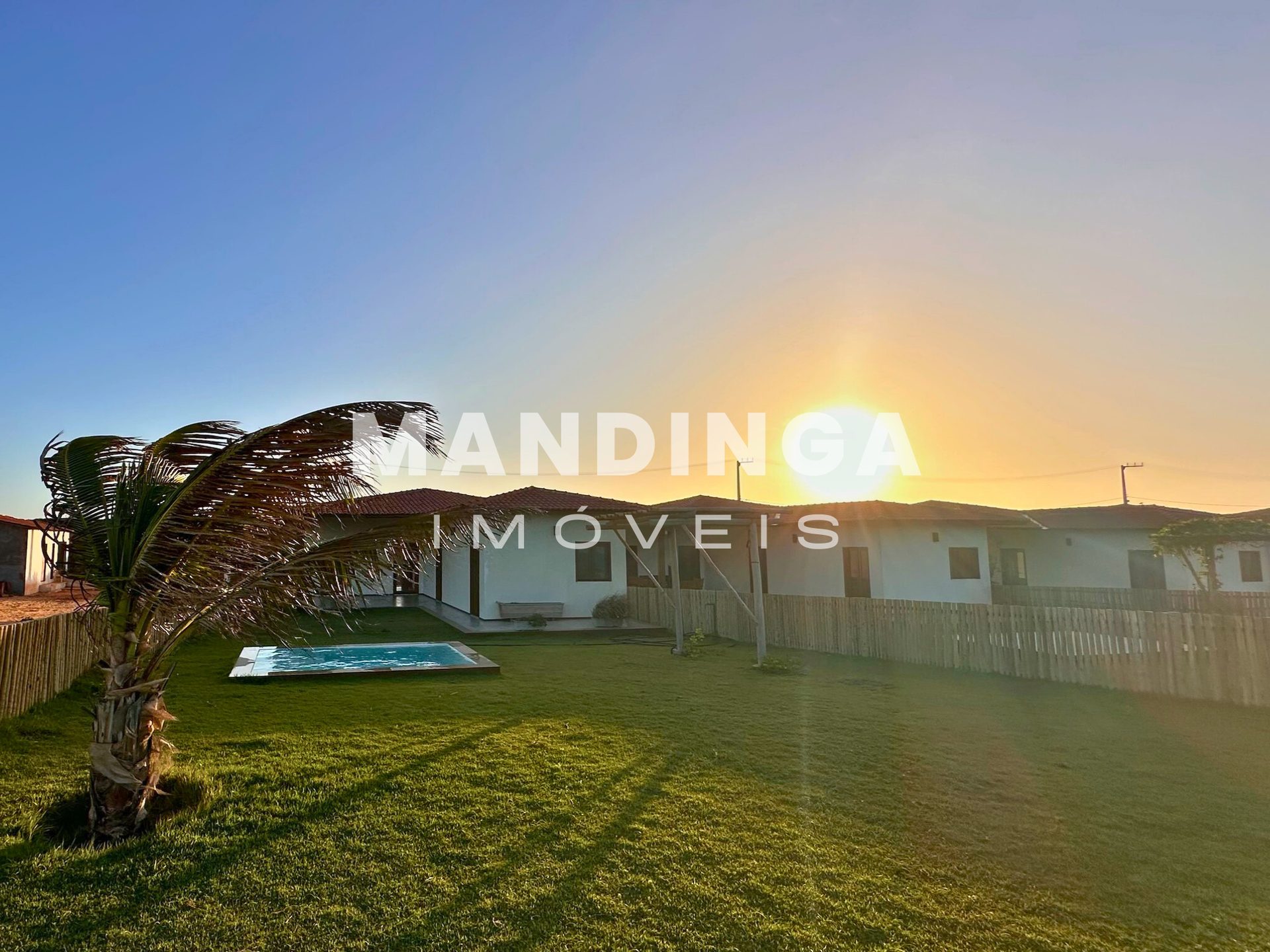 Casa de 2 suítes com potencial de reforma — Praia do Retirinho, Aracati